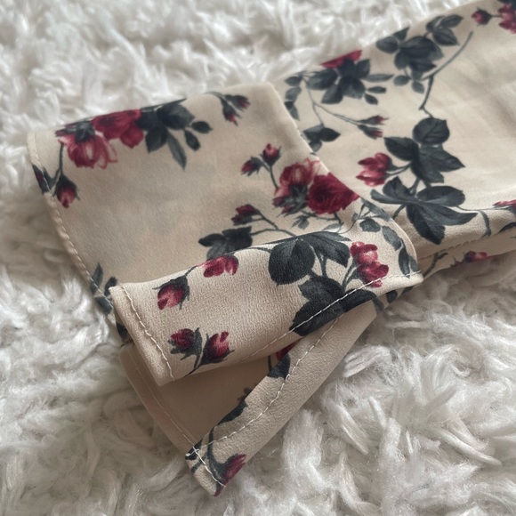 Bundle: two floral blouses, made in Korea, one size (fits up to a medium size). - Picture 6 of 8